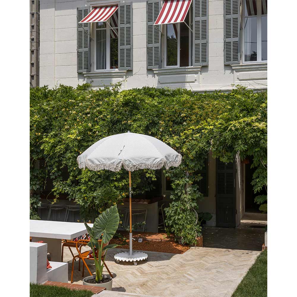 Extérieur travertin chevrons et pergola végétalisée